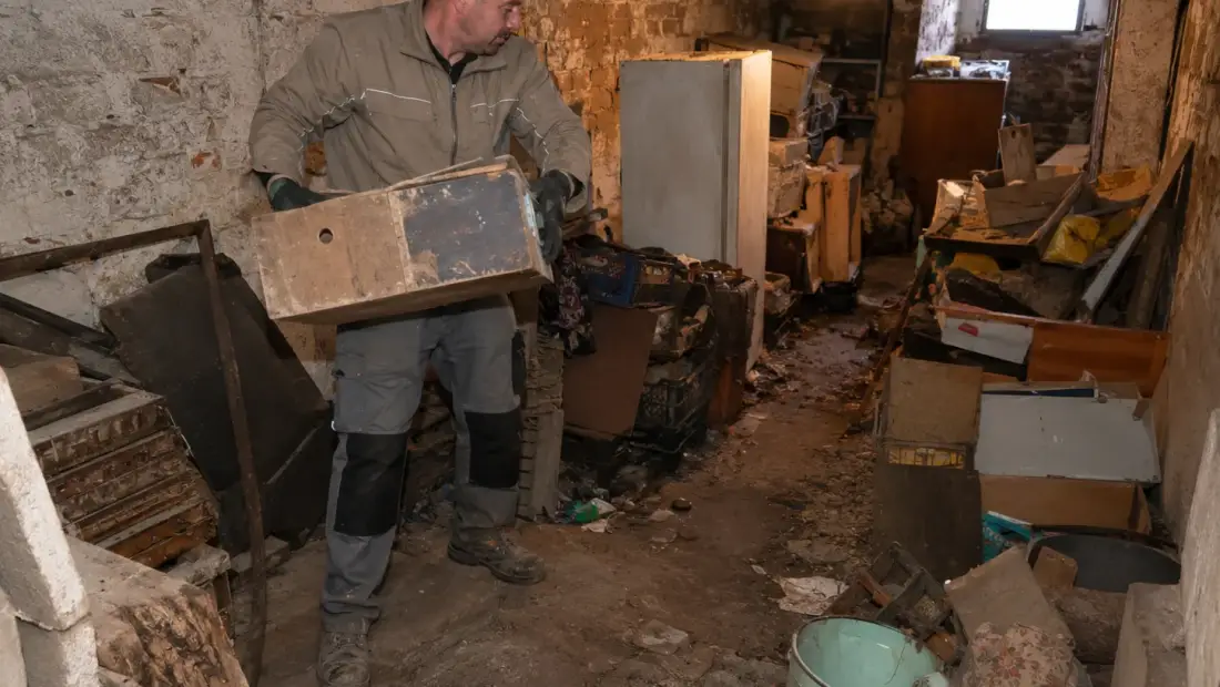 Почистване на мазета с боклук